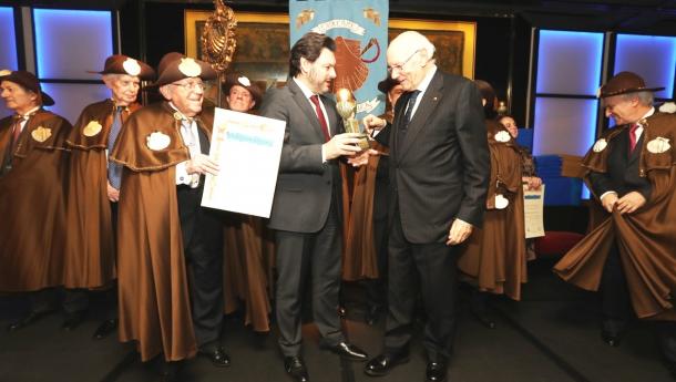 Rodríguez Miranda y Nava Castro asistieron a la celebración de los 50 años de la Enxebre Orde da Vieira, acto en el que el titular de Emigración exaltó “la fortaleza de ese hilo invisible pero imborrable que es la galleguidad” Rodríguez Miranda y Nava Castro asistieron a la celebración de los 50 años de la Enxebre Orde da Vieira, acto en el que el titular de Emigración exaltó “la fortaleza de ese hilo invisible pero imborrable que es la galleguidad”