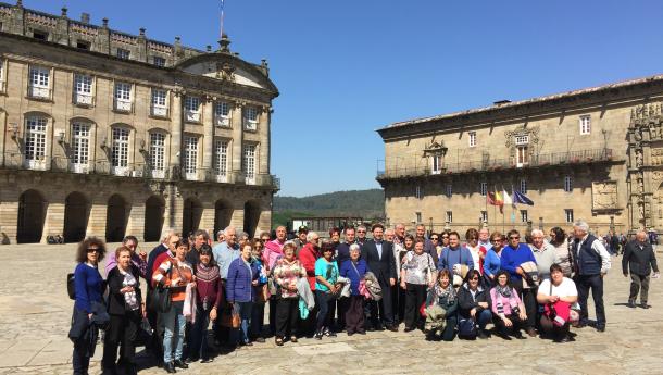 Miranda recibe no Obradoiro a medio centenar de visitantes do Centro Galego de Burgos