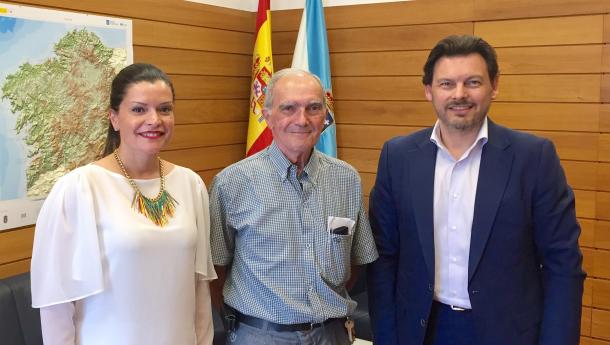 Miranda recibe a Leirós, fillo predilecto da súa localidade natal e presidente durante 17 anos de ‘Residentes de Mos’ de Bos Aires, e á alcaldesa deste concello Miranda recibe a Leirós, fillo predilecto da súa localidade natal e presidente durante 17 anos de ‘Residentes de Mos’ de Bos Aires, e á alcaldesa deste concello