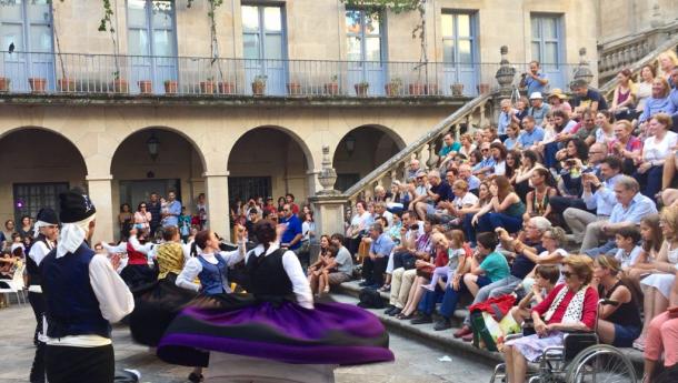 Miranda, Mouteira y Vázquez presenciaron el homenaje de las y los participantes de 'Escolas Abertas' a la ciudad de Ourense