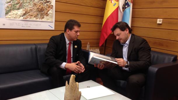 Miranda recibe ao presidente de Cabaleiros de Santiago de Salvador de Baía Miranda recibe ao presidente de Cabaleiros de Santiago de Salvador de Baía