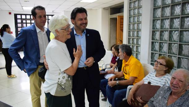 Miranda supervisa a xestión das axudas de emerxencia e de medicamentos na oficina de atención social da Hermandad Gallega de Venezuela 