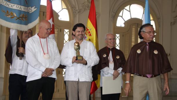 Miranda encomia a aportación das e dos emigrantes aos seus países de destino durante a homenaxe ao himno galego celebrado pola Enxebre Orde da Vieira en La Habana 