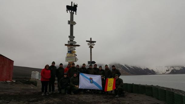 Sabes de que poeta son os versos galegos que locen na Antártida?