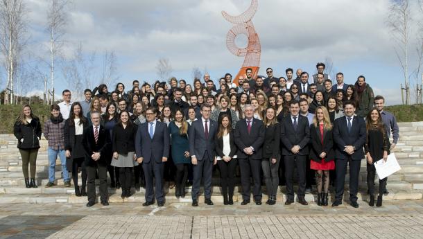 Feijóo reedita o compromiso cos mozos e mozas da Galicia exterior que queiran continuar a formación na Comunidade e abrir novas oportunidades