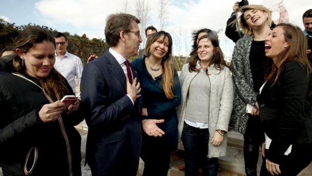 Os medios de comunicacion recollen a entrega de diplomas á primeira promoción de bolseiras e bolseiros BEME