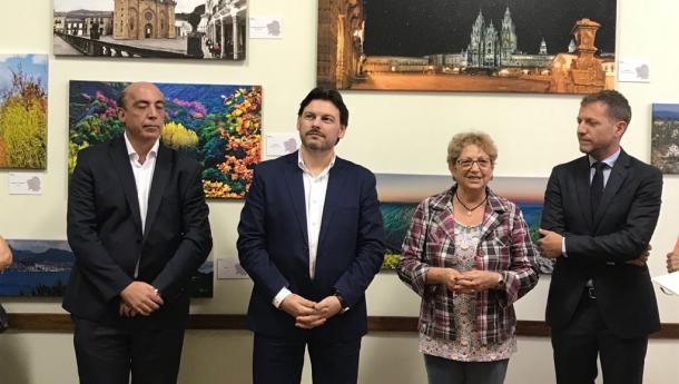 Miranda inaugura “Paisaxes de Galicia”, unha exposición que achega as e os emigrantes galegos en Brasil aos seus lugares de orixe Miranda inaugura “Paisaxes de Galicia”, unha exposición que achega as e os emigrantes galegos en Brasil aos seus lugares de orixe