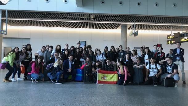 Llegan a Santiago 41 de las y de los 162 nuevos divulgadores de Galicia, la juventud de la diáspora que este verano fortalece los lazos con la tierra a través del programa ‘Conecta con Galicia' Llegan a Santiago 41 de las y de los 162 nuevos divulgadores de Galicia, la juventud de la diáspora que este verano fortalece los lazos con la tierra a través del programa ‘Conecta con Galicia'
