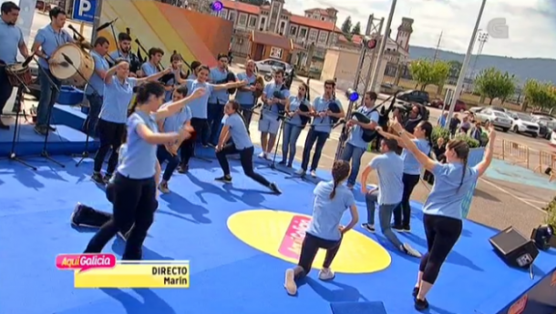 Escolas Abertas interpreta unha muiñeira de Romeor no programa 'Vivir Aquí'
