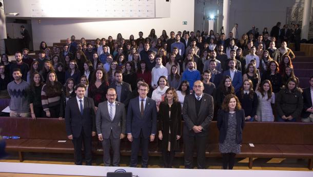Feijóo anuncia que o próximo curso haberá case un 50% máis de prazas para que mozas e mozos do exterior cursen en Galicia un mestrado ou estudos de FP Feijóo anuncia que o próximo curso haberá case un 50% máis de prazas para que mozas e mozos do exterior cursen en Galicia un mestrado ou estudos de FP