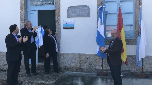 Miranda anima a las y los gallegos de la Galicia territorial a enorgullecerse del legado de la emigración durante el acto de reposición de la placa de la antigua escuela de Suarriba