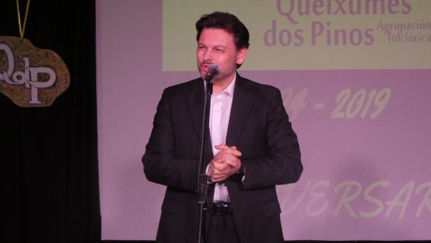 Miranda agradece la labor que realiza la asociación Queixumes dos Pinos en pro de la cultura gallega en la celebración de su 25 aniversario