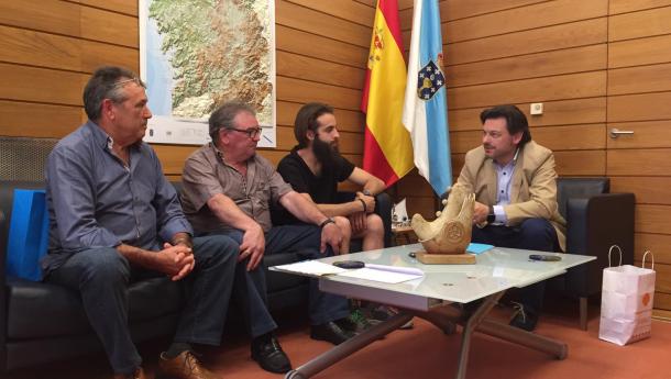 Miranda muestra su apoyo a la labor cultural y de conservación de las tradiciones que desde hace 40 años lleva a cabo el Centro Galego Val do Rhin Miranda muestra su apoyo a la labor cultural y de conservación de las tradiciones que desde hace 40 años lleva a cabo el Centro Galego Val do Rhin