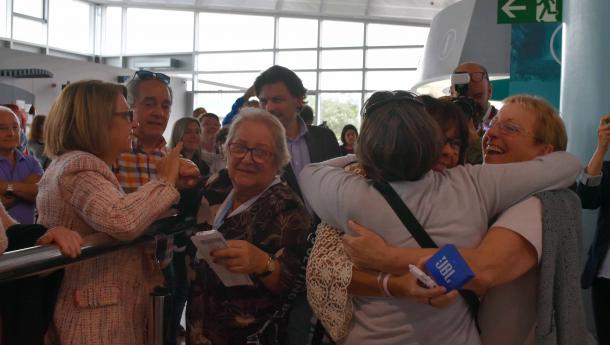 Miranda recibe en el aeropuerto de Vigo a las y los casi medio centenar de beneficiarios de “Reencontros na Casa” procedentes de Venezuela Miranda recibe en el aeropuerto de Vigo a las y los casi medio centenar de beneficiarios de “Reencontros na Casa” procedentes de Venezuela