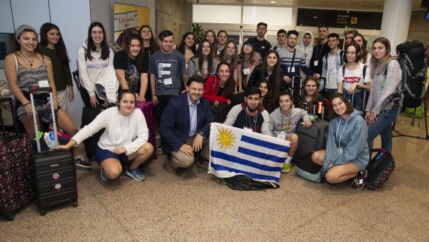 Miranda recibe a los 30 primeros jóvenes gallegos del exterior que aterrizaron en Alvedro procedentes del Uruguay para participar en el "Conecta con Galicia"