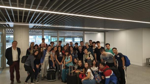 Os 32 mozos participantes no programa Conecta con Galicia aterran en Santiago de Compostela Os 32 mozos participantes no programa Conecta con Galicia aterran en Santiago de Compostela