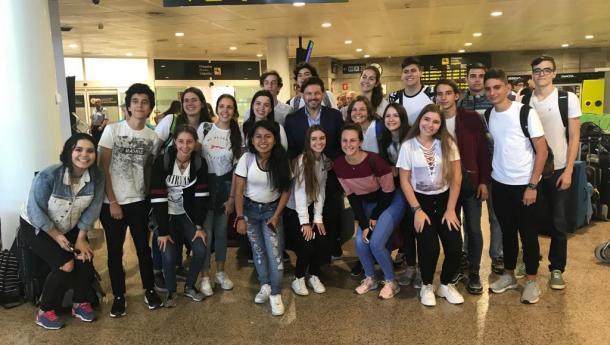 Miranda da la bienvenida a las y los 22 jóvenes de Venezuela que participarán en el segundo turno de Conecta 'con Galicia' en el aeropuerto de A Coruña