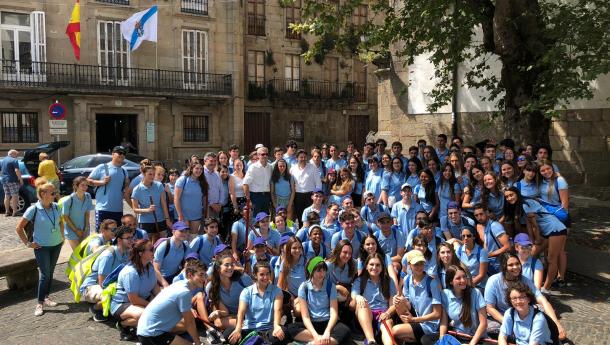 Chicos y chicas de la Galicia exterior recorren el último tramo del Camino de Santiago
