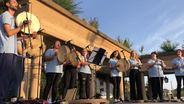Escolas Abertas lleva la cultura más tradicional de Galicia a O Pereiro de Aguiar de la mano de docentes de las distintas disciplinas llegadas y llegados de ocho países diferentes