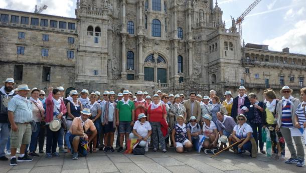Miranda recibe a los socios y socias del Centro Galego Val do Rhin que hicieron el último tramo del Camino de Santiago para conmemorar su 40 aniversario Miranda recibe a los socios y socias del Centro Galego Val do Rhin que hicieron el último tramo del Camino de Santiago para conmemorar su 40 aniversario