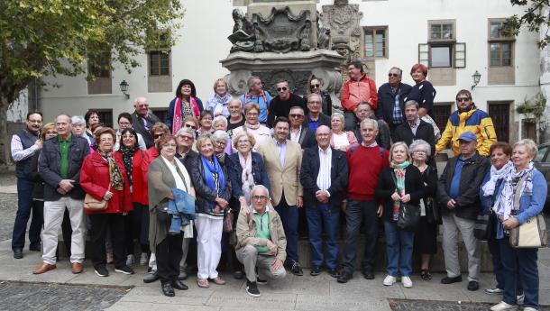 El secretario general de la Emigración recibe en la Plaza de Mazarelos a un grupo de más de medio ciento de socios de esta entidad gallega