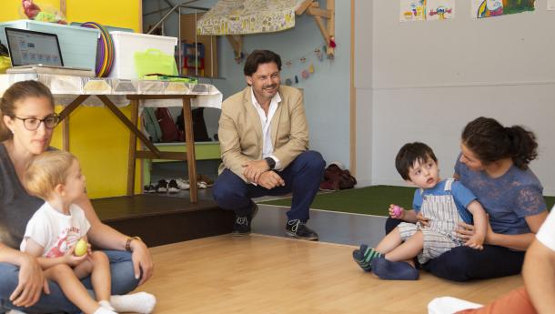 El secretario general de la Emigración comparte una de las clases de aprendizaje musical de bebés impartida por Rubén Someso Gómez, de vuelta en Galicia tras varios años en Holanda y Reino Unido