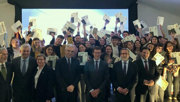 Feijóo celebra con la juventud del exterior las treinta ediciones del Conecta con Galicia que permitió a más de 9.000 chicas y chicos fortalecer los lazos con la Comunidad Feijóo celebra con la juventud del exterior las treinta ediciones del Conecta con Galicia que permitió a más de 9.000 chicas y chicos fortalecer los lazos con la Comunidad