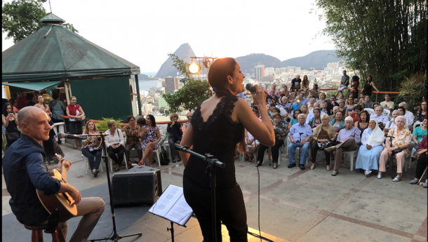Miranda asiste ao espectáculo ‘Diversións’ levado ata Río de Xaneiro polos artistas galegos Rosa Cedrón e Emilio Rúa