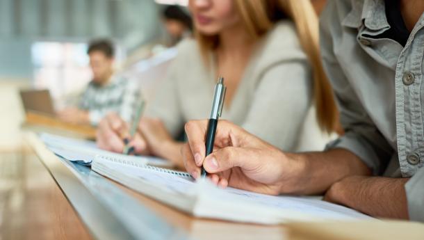 Educación blinda el acceso a las enseñanzas universitarias de las y los estudiantes con dificultades económicas por causas sobrevenidas, entre las que se incluyen la condición de persona emigrante retornada