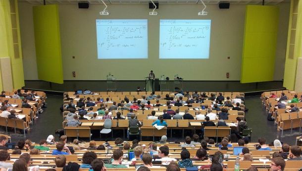 Las y los estudiantes retornados disponen de becas de hasta 2.750 euros para cursar sus estudios universitarios de grado