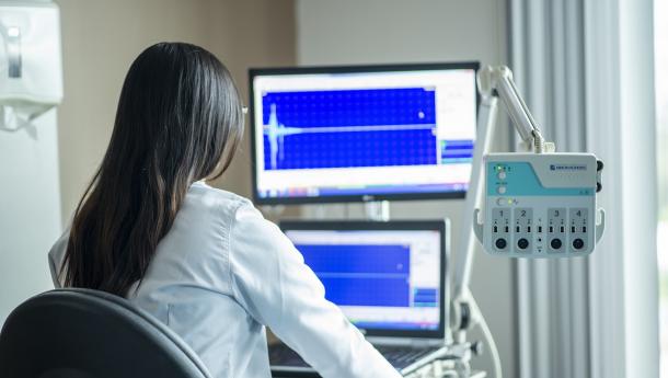La Xunta detecta nichos de empleo en atención sanitaria, limpieza industrial, gestión de llamadas, logística, educación, industria farmacéutica y empresas TIC