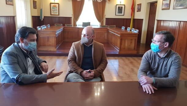 Emigración conoce en el ayuntamiento de A Lama un proyecto empresarial internacional de un gallego retornado apoyado por la Xunta