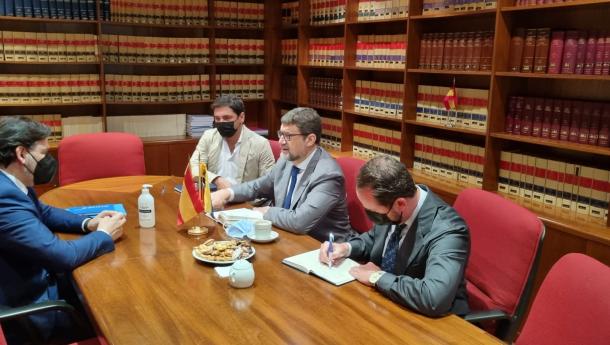 El secretario xeral da Emigración traslada al cónsul general de España en Venezuela el importante papel de esta institución en el proceso de retorno