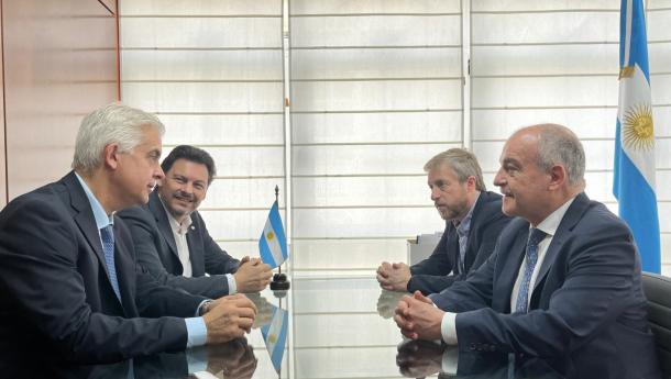 Miranda y López Dobarro mantienen una reunión con el cónsul de Argentina en Vigo para seguir fortaleciendo el trabajo a favor del retorno de las y los gallegos residentes en aquel país