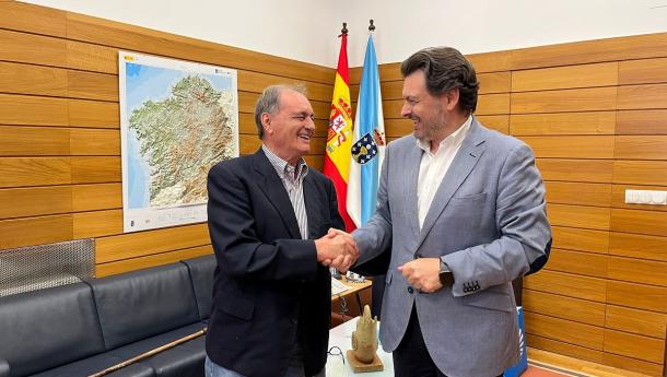 Miranda se reúne con el presidente de la Sociedade de Socorros Mútuos Rosalía de Castro de Santos para analizar la situación y necesidades de las personas gallegas residentes en Brasil