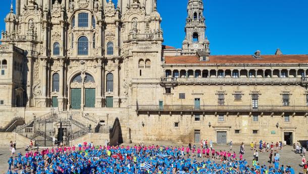 Cerca de un millar de gallegas y gallegos del exterior recorren el último tramo del Camino de Santiago en la víspera de la celebración del VI Día de la Galicia Exterior