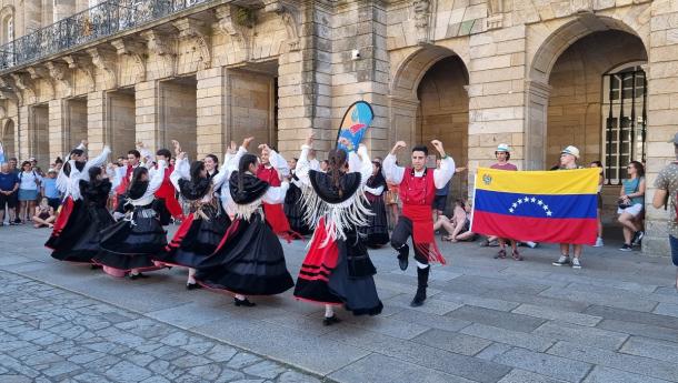 Éxito de participación en el VI Día de la Galicia Exterior, que llenó el casco histórico de Santiago con los sonidos y los bailes de más de mil gallegas y gallegos llegados de todo el mundo