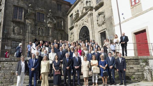 Representantes de las entidades gallegas del exterior participan en la ofrenda floral a Rosalía de Castro por el Día de Galicia