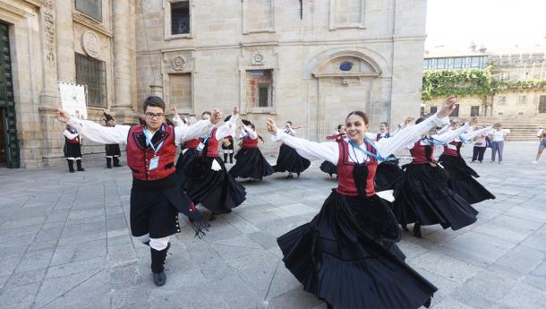 31 agrupaciones culturales pusieron el color y la música en las plazas de Santiago de Compostela durante el VI Día de la Galicia Exterior