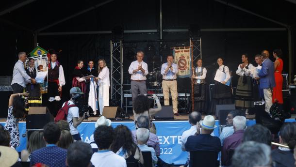 Emigración entregó diplomas acreditativos de participación a todas las agrupaciones culturales de las entidades que participaron en el VI Día de la Galicia Exterior