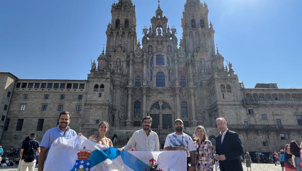 Emigración recibe al vocal del Centro Gallego de Lisboa tras finalizar el Camino de Santiago Portugués en monociclo