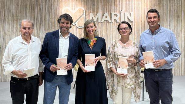 Emigración asiste a la presentación del libro “Augurios de una tarde feliz”, del periodista Oscar Caballero, en el Museo Manuel Torres en Marín