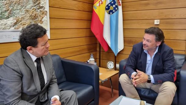 Miranda analiza con el vicepresidente del Centro Español del Perú la situación de la comunidad gallega en este país