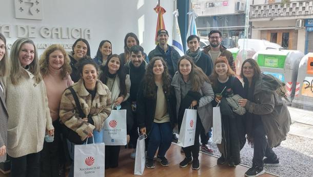 La Delegación de la Xunta en Uruguay lleva adelante el primero de los encuentros con las y los becarios BEME que comenzarán en breve su máster en una de las tres universidades gallegas