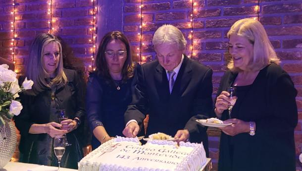 La delegada de la Xunta en Uruguay, Elvira Domínguez, asistió al acto de celebración del 143º aniversario del Centro Gallego de Montevideo
