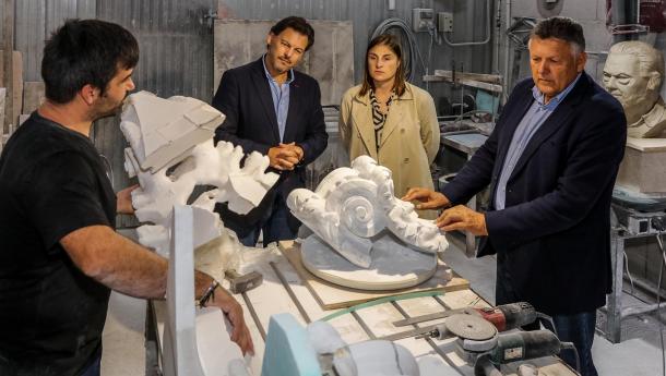 Un escultor gallego retornado crea obras para edificios públicos de los EE.UU. desde Sanxenxo apoyado por la Xunta