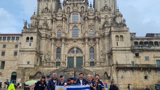 Miranda y de la Campa acompañan en el último tramo a peregrinas y peregrinos vinculados a la colectividad española, miembros de la Asociación Uruguaya de Amigos del Camino de Santiago