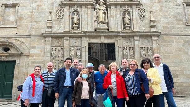 El secretario xeral da Emigración acompaña a las y los miembros de la Asociación Centro Partido de Carballiño de la Argentina en su visita a la Catedral de Santiago