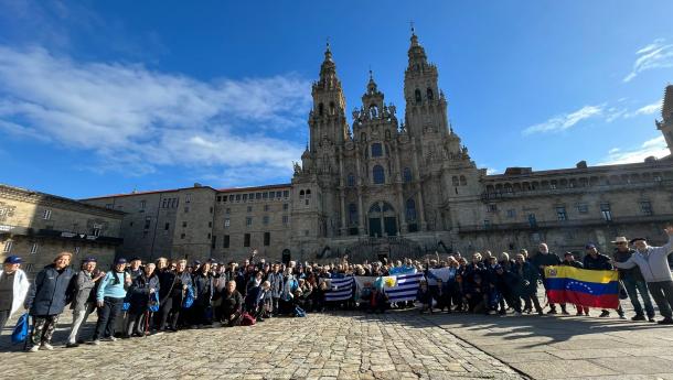 Los gallegos y gallegas del exterior participantes en el programa Reencontros co Xacobeo de la Secretaría Xeral da Emigración finalizan su experiencia ante la Catedral de Santiago de Compostela