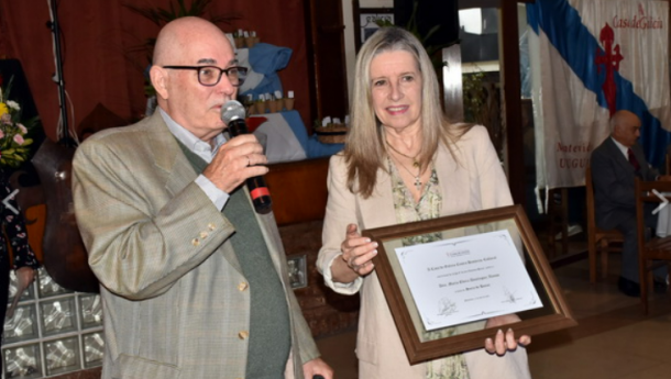 La delegada de la Xunta en Uruguay, Elvira Domínguez, homenajeada en el aniversario de A Casa Galicia de Montevideo – Centro Histórico Cultural por el compromiso de la Xunta en la promoción de la cultura gallega